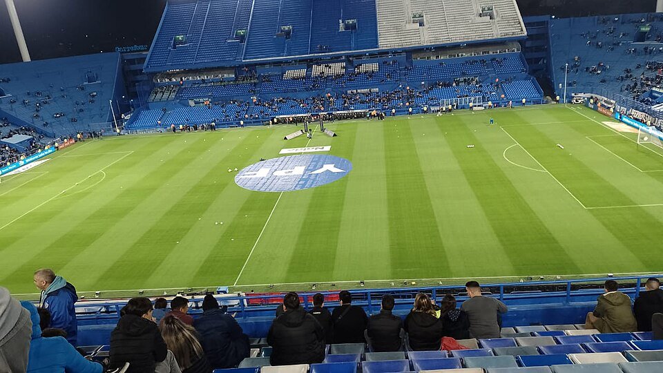 La AFA suspendió a dos árbitros tras la polémica anulación de un gol de Vélez ante Riestra