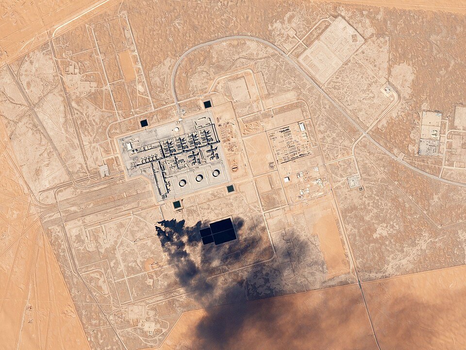 Ataques con drones incendian un oleoducto clave de Arabia Saudita en plena crisis del golfo Pérsico