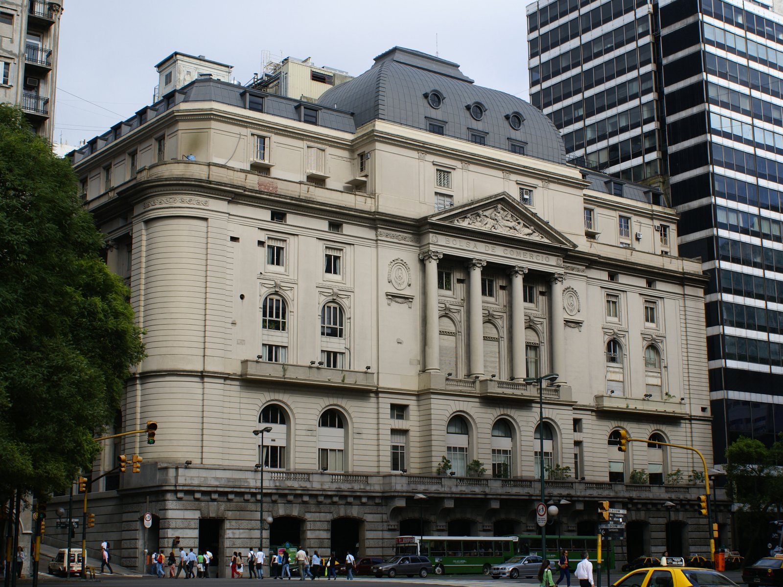 El riesgo país argentino cayó cerca de 10% en la semana tras el resultado electoral en Brasil